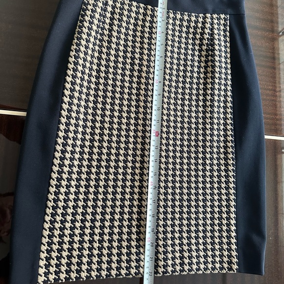 Akris Punto size 8, classic houndstooth, black/tan knit skirt. - Picture 2 of 9